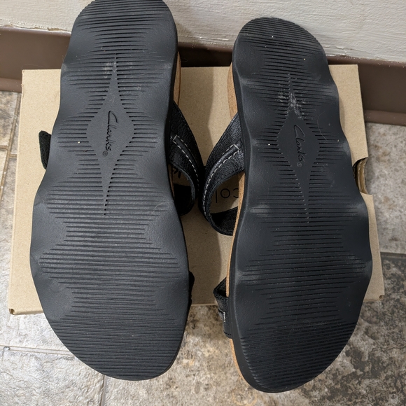 Clarks Brynn Madi Black Sandals - Picture 4 of 5